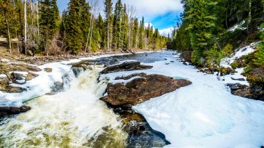 Murtle Nehri 'nin suyu kısmen donmuş Mushbowl Şelalesi' nin kıyısında Wells Gray İl Parkı 'nın Karibu Dağları' nda, Britanya Kolumbiyası, Kanada