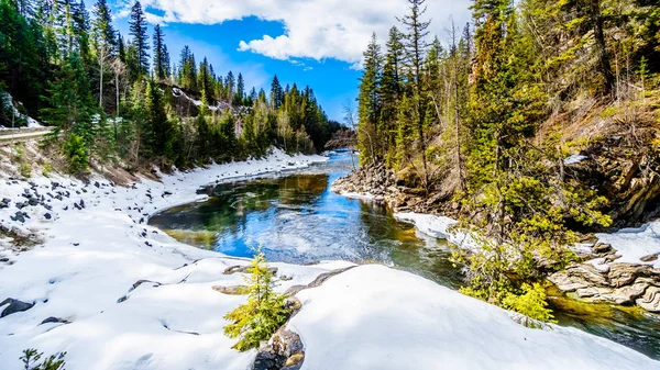 Mushbowl Şelalesi 'nden sonra kısmen donmuş Murtle Nehri Wells Gray Provincial Park' taki Cariboo Dağları 'nda, British Columbia, Kanada