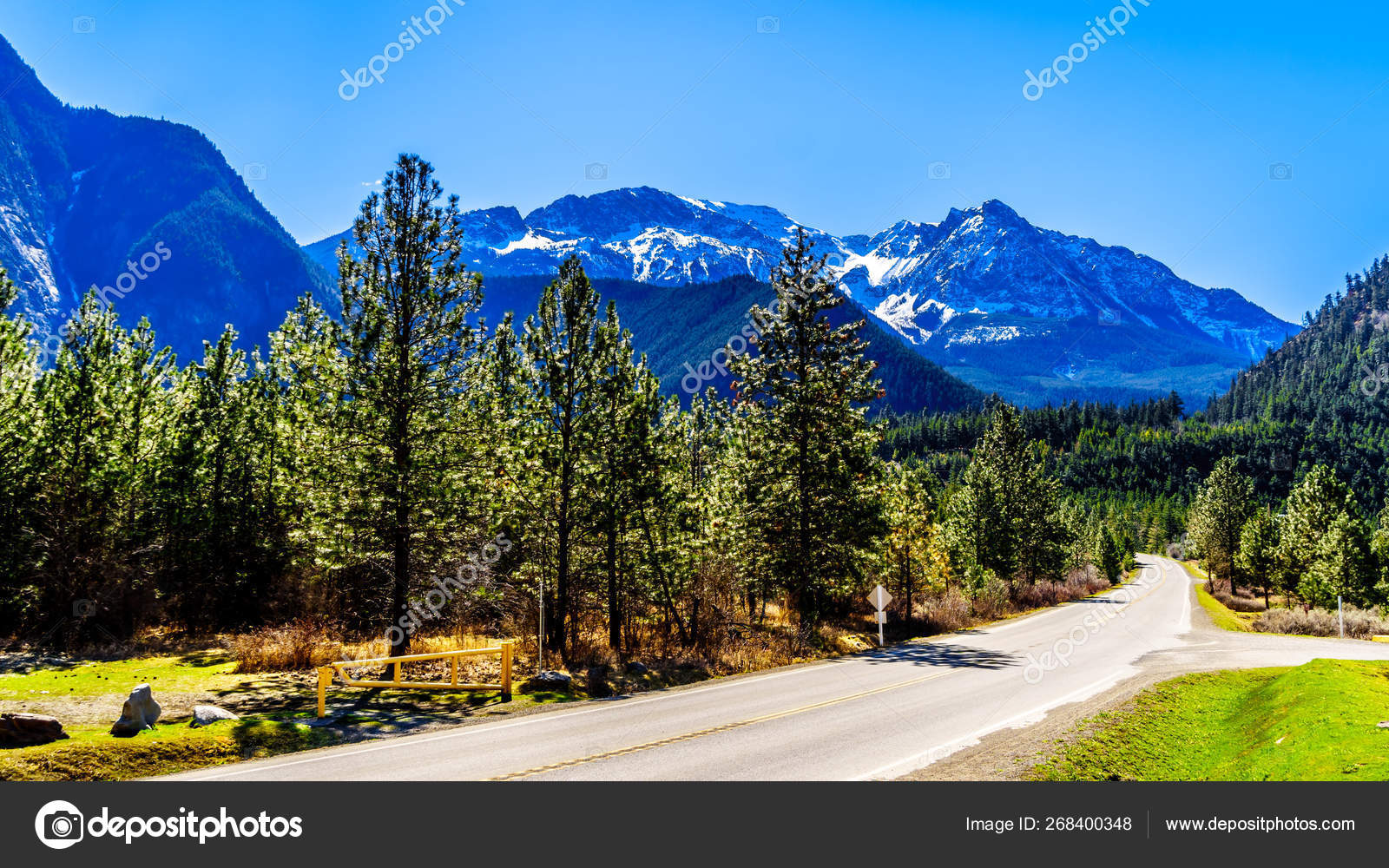 Chaîne Montagnes Côte Chemin Lac Duffey Près Ville Lillooet