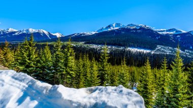 Kar görünümünü sahil Dağları boyunca otoyol 99 üzerinden sahil dağ silsilesi Pemberton ve Güney British Columbia Lillooet arasında rüzgarlar gibi The Duffey Lake Road, olarak da bilinir, Şapkalı