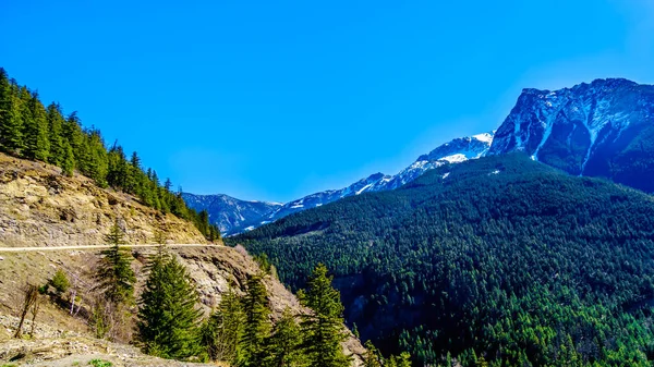 Blick Auf Die Schneebedeckten Küstenberge Entlang Der Kurvenreichen Highway Der — Stockfoto