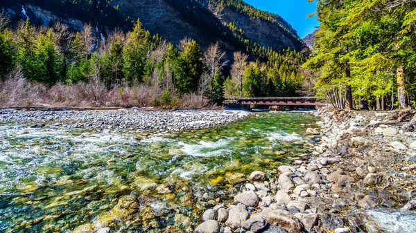 Μέρει Κατεψυγμένα Cayoosh Creek Που Τρέχει Για Μεγαλύτερο Μέρος Δίπλα — Φωτογραφία Αρχείου