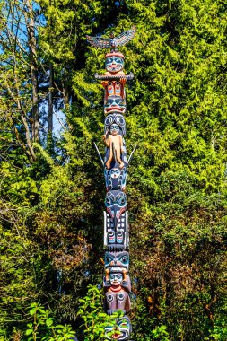 'Ga'akstalas Totem Pole' Stanley Park, Vancouver, Kanada bulunan en renkli ve karmaşık oyulmuş totem direkleri biridir