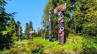 Vancouver, Kanada Stanley Park yerleştirilen Batı Yakası Yerli halkların sanat ve dini sembollertemsil renkli yerli Totem Polonyalılar