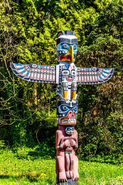 Den Färgstarka Thunderbird Hus Post Totem Pole Totempåle Har Thunderbird — Stockfoto