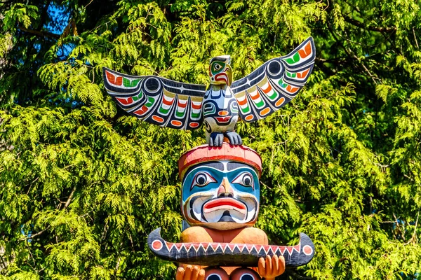 Top Van Kleurrijke Akstalas Totem Pole Beeltenis Van Een Quolous — Stockfoto