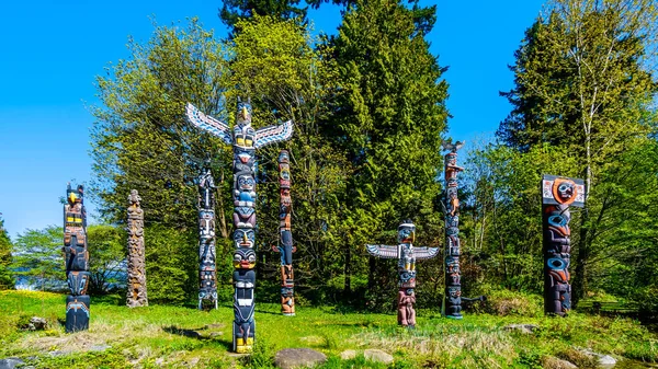 Kleurrijke Inheemse Totem Palen Vertegenwoordigen Kunst Religieuze Symbolen Van West — Stockfoto