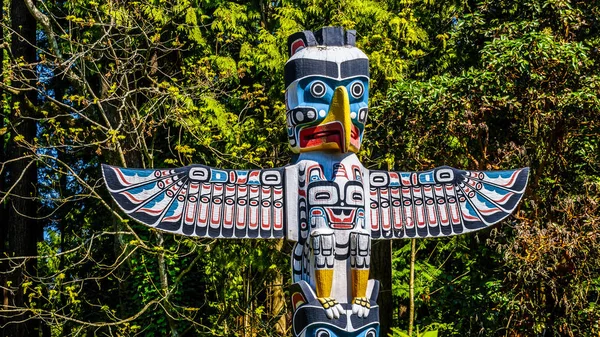 Renkli 'Thunderbird House Post Totem Pole' Stanley Park, Vancouver, Kanada'da bir Thunderbird tasvir üst