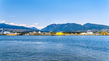 Vancouver. Bc/Canada-April 24, 2019: Vancouver Limanı'nın Kuzey Kıyısı'nın görünümü ve uzaktaki Lions Gate Köprüsü. Stanley Park'tan görüntülendi 