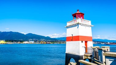 Vancouver Stanley Park ünlü Seawall yolu üzerinde Brockton Point Deniz Feneri