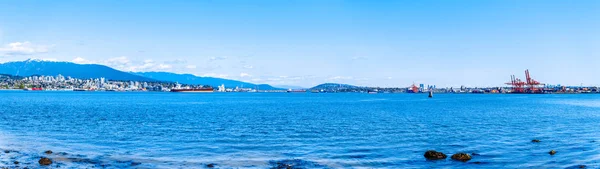 温哥华 Canada 2019 温哥华港的全景视图 背景是第二窄桥 从斯坦利公园海堤路径观看 — 图库照片