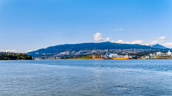 温哥华 Canada 2019年4月24日 温哥华港北岸景观 背景是格鲁塞山 从斯坦利公园海堤路径观看 — 图库照片