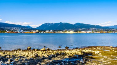 Vancouver. Bc/Canada-May 24, 2019: North Shore ve Burrard Inlet manzarası, Vancouver Limanı girişi. Stanley Park Seawall yolundan görüntülendi