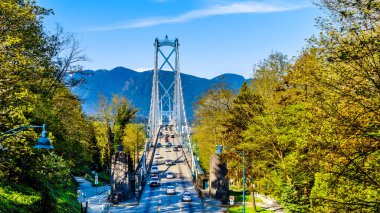 Vancouver. Bc/Canada-24 Nisan 2019: Vancouver'daki Stanley Park ile Kuzey ve Batı Vancouver belediyeleri arasında Lions Gate Köprüsü veya First Narrows Köprüsü'nü geçen Yoğun Acele Saat trafiği