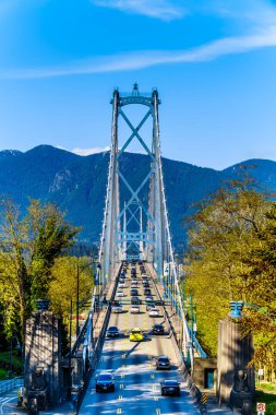 Vancouver. Bc/Canada-24 Nisan 2019: Vancouver'daki Stanley Park ile Kuzey ve Batı Vancouver belediyeleri arasında Lions Gate Köprüsü veya First Narrows Köprüsü'nü geçen Yoğun Acele Saat trafiği