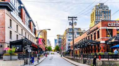 Vancouver. Bc/Canada-24 Nisan 2019: Vancouver'ın tarihi sanayi bölgesi Yaletown, depoların ve fabrikaların perakende mağazalarına ve kat mülkiyetine dönüştürüldüğü