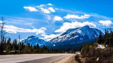 Hope ve Merritt arasındaki dört şeritli Coquihalla Otoyolu'nun zirvesi, Britanya Kolombiyası, Kanada'daki Sahil Dağları'ndan geçerken