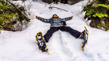 Kıdemli kadın British Columbia Shuswap Highlands Sun Peaks köyünde kar ayakkabısı sırasında düştü, Kanada