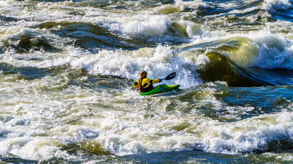 Kayaker Navegando Través Las Aguas Blancas Del Río Thompson Mientras — Foto de Stock