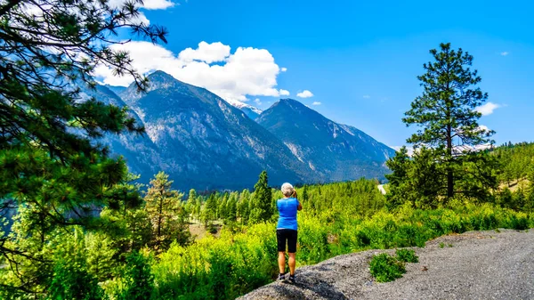 Donna Che Fotografa Aspre Montagne Lungo Fiume Fraser Lytton Lillooet — Foto Stock