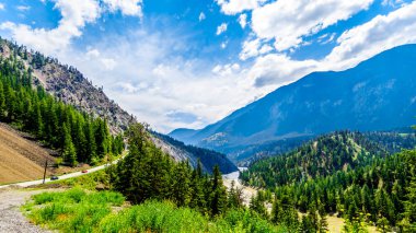 Fraser Nehri boyunca Engebeli Dağlar ve Lytton-Lillooet Karayolu 12 British Columbia Fraser Nehri'nin doğu kıyısında çok doğal bir sürücü için nehri takip, Kanada