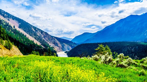 Rozeklané Hory Podél Řeky Fraser Dálnice Lytton Lillooet Kde Silnice — Stock fotografie