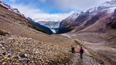 Üst düzey adam ve kadınlar, Banff Ulusal Parkı, Alberta, Kanada Lake Louise de altı buzullar için altı buzul TeaHouse Ovası Victoria Glacier buzultaşların üzerinde yürüyüş