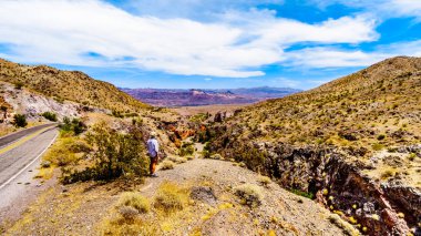Nevada ve Arizona sınırında El Dorado Kanyon renkli ve engebeli dağlar ve ravines. Kanyon ABD 'de Mead Gölü Ulusal rekreasyon alanı 'nın bir parçasıdır