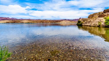 Nevada ve Arizona sınırında El Dorado Kanyonu 'nda Colorado Nehri Cottonwood havzası boyunca renkli ve engebeli dağlar ve ABD 'de Mead Ulusal rekreasyon alanı 'nın bir parçası