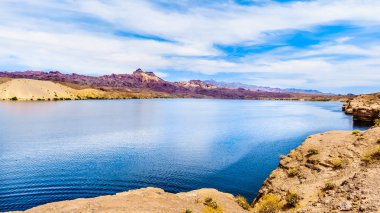 Nevada ve Arizona sınırında El Dorado Kanyonu 'nda Colorado Nehri Cottonwood havzası boyunca renkli ve engebeli dağlar ve ABD 'de Mead Ulusal rekreasyon alanı 'nın bir parçası