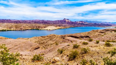 Nevada ve Arizona sınırında El Dorado Kanyonu 'nda Colorado Nehri Cottonwood havzası boyunca renkli ve engebeli dağlar ve ABD 'de Mead Ulusal rekreasyon alanı 'nın bir parçası