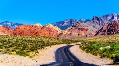 Kırmızı kumtaşı Dağları manzaralı, Las Vegas, Nevada, ABD yakınlarındaki Red Rock Canyon Ulusal Koruma alanı yakın sarma Calico Kanyon yolu