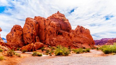 Seven Sisters, Nevada, ABD'deki Valley of Fire State Park'ta parlak kırmızı bir Aztek kumtaşı kaya oluşumu