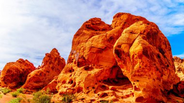 Seven Sisters, Nevada, ABD'deki Valley of Fire State Park'ta parlak kırmızı bir Aztek kumtaşı kaya oluşumu
