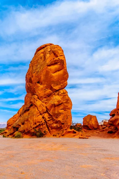 Seven Sisters, Nevada, ABD'deki Valley of Fire State Park'ta parlak kırmızı bir Aztek kumtaşı kaya oluşumu