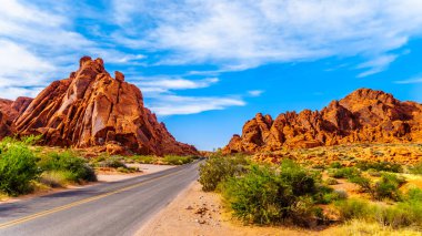 Fare's Tank Road Nevada, ABD Fire State Park Vadisi'nde Kırmızı Aztek Kumtaşı Dağları ile çevrili