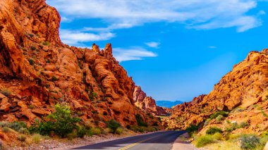 Fare's Tank Road Nevada, ABD Fire State Park Vadisi'nde Kırmızı Aztek Kumtaşı Dağları ile çevrili