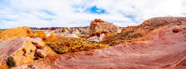 Nevada, ABD'deki Valley of Fire State Park'taki White Dome Trail boyunca renkli kırmızı, sarı ve beyaz kumtaşı kaya oluşumları
