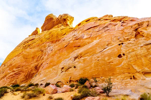 Nevada, ABD'deki Valley of Fire State Park'taki White Dome Trail boyunca renkli kırmızı, sarı ve beyaz kumtaşı kaya oluşumları