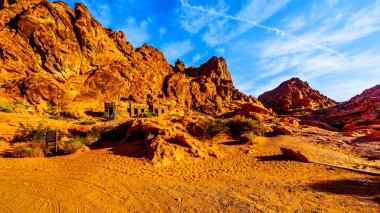 Üç tarihi kumtaşı kabin Nevada, ABD Ateş Devlet Parkı Vadisi kırmızı kumtaşı tepelerde yuvalanmış Sivil Koruma Kolordu tarafından 1934 yılında inşa