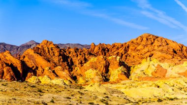 Nevada, ABD'deki Valley of Fire State Park'taki Silika Kubbesi bakış noktasında Gün Doğumunda Renkli Kumtaşı Dağları