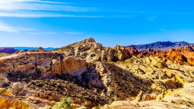 Nevada, ABD'deki Valley of Fire State Park'taki Silika Kubbesi bakış noktasında Gün Doğumunda Renkli Kumtaşı Dağları