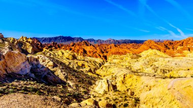 Nevada, ABD'deki Valley of Fire State Park'taki Silika Kubbesi bakış noktasında Gün Doğumunda Renkli Kumtaşı Dağları