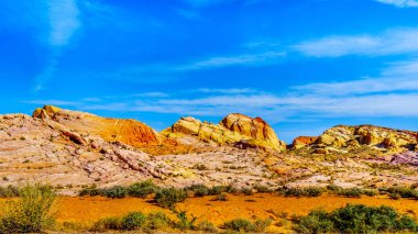 Nevada, ABD'deki Valley of Fire State Park'taki White Dome Trail boyunca renkli kırmızı, sarı ve beyaz kumtaşı kaya oluşumları