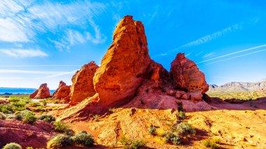 Nevada, ABD'deki Valley of Fire State Park'ta Seven Sisters kaya grubunun parlak kırmızı Aztek kumtaşı kaya oluşumu üzerinde gün doğumu