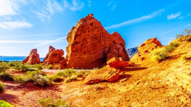 Nevada, ABD'deki Valley of Fire State Park'ta Seven Sisters kaya grubunun parlak kırmızı Aztek kumtaşı kaya oluşumu üzerinde gün doğumu