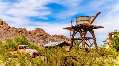 Vintage su kulesi ve binalar, birkaç eski filmlerde kullanılan, Nevada Çölü'nde Eldorado Kanyonu El Dorado eski madencilik kasabasında hala