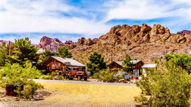 El Dorado Kanyonu, Nevada/Abd - 10 Haziran 2019: Eski filmlerde kullanılan eski binalar ve arabalar Nevada Çölü'ndeki El Dorado Kanyonu'ndaki eski maden kasabası El Dorado'da sergileniyor
