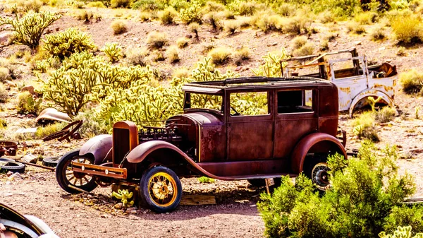 いくつかの古い映画で使用されるヴィンテージ車両は ネバダ砂漠のエルドラドキャニオンのエルドラドの古い鉱山の町にまだ表示されています — ストック写真