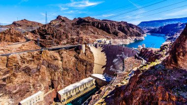 Hoover Barajı görünümü, Colorado Nehri'nin Siyah Kanyon beton kemer baraj, Nevada ve Arizona arasındaki sınırda. Mike O'Callaghanpat Tillman Anıtı'ndan görüntülendi 